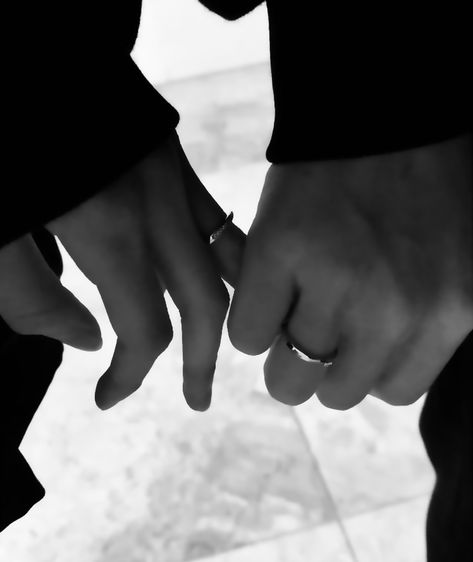 Mxm Aesthetic, Couple Black Aesthetic, Taekook Holding Hands, Holding Hands Black And White, Taekook Hands, Hand Holding Aesthetic, Couple Holding Hands Aesthetic, Holding Hands Aesthetic, ماثيو ماكونهي