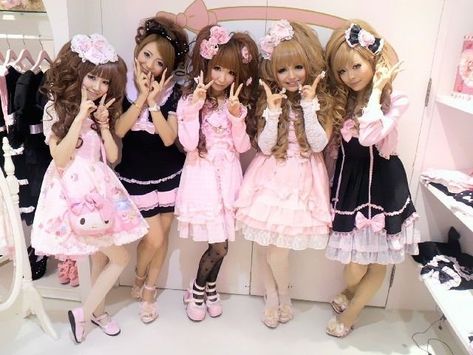 really miss this brand most of all. Gyaru Subcultures, Agejo Gyaru, Hime Gyaru, 일본 패션, Kei Fashion, Gyaru Fashion, Japanese Street Fashion, Sweet Lolita, J Fashion