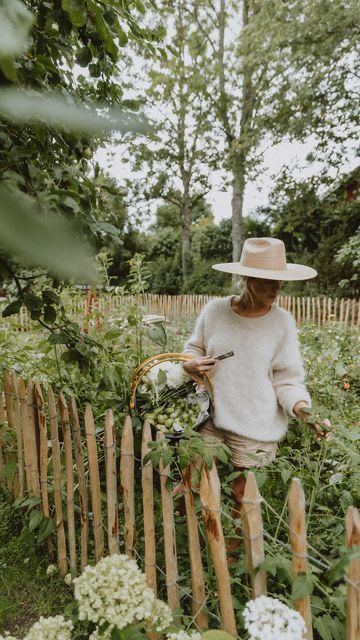 Emily Slotte, Women Gardening, Garden Estate, Picnic Essentials, Farm Lifestyle, Veg Garden, Gardening Outfit, Green Life, Plant Mom