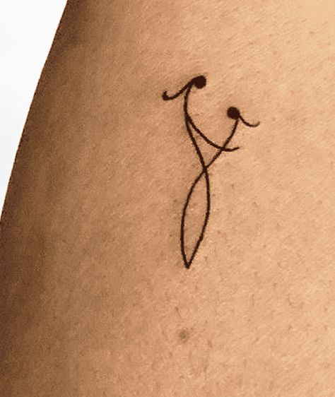 Hug Tattoo Ideas, Girl Hugging Herself Tattoo, Self Hug Tattoo, Hugging Tattoo, Hug Tattoo, Bff Tats, Simple Wrist Tattoos, People Hugging, Tattoo Time