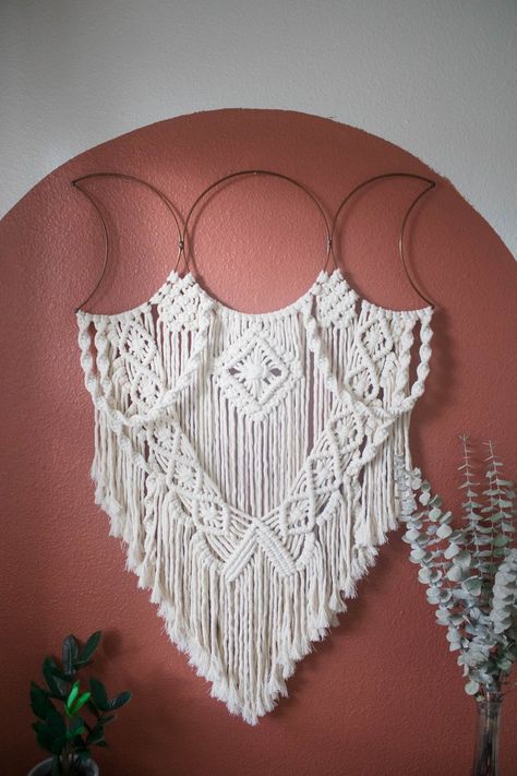 luxury decorative crochet macram wall hanging wall decorative ideas easy free crochet pattern Easy Macrame Knots, Macrame Wall Hanging Ideas, Simpul Makrame, Macrame Designs, Creative Home Decor Ideas, Macrame Crafts, Crochet Wall Hanging, Easy Macrame, Wall Hanging Ideas