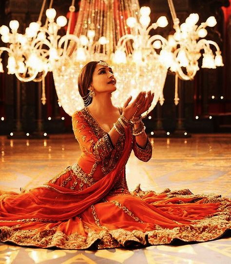 Kalank Movie Aesthetic, Kalank Aesthetic, Bollywood Aesthetics, Brown Kid, India Aesthetic, Vintage Bollywood Aesthetic, Bollywood Aesthetic, Dancing Aesthetic, Indian Makeup