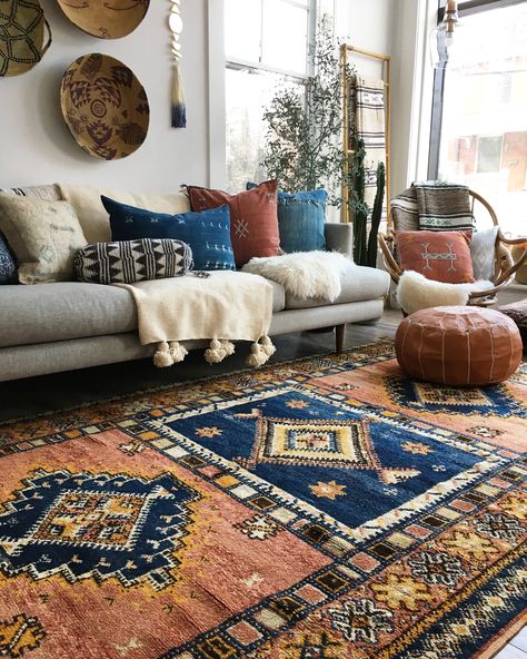 Layered Area Rugs Living Rooms Boho, Living Room With Persian Rug, Mediterranean Home Decor Living Room, Boho Apartment Living Room, Modern Bohemian Living Room, Boho Chic Home Decor, Boho Apartment, Bohemian Living Room Decor, Southwest Boho