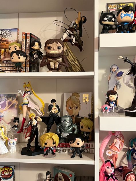 Anime Shelf Decor, Attack On Titan Figures, Anime Shelf Ideas, Anime Shelves, Cluttercore Aesthetic, Desk Anime, Manga Shelving, Manga Shelves, Manga Room