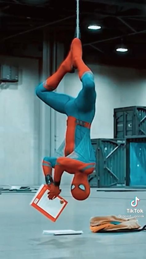 𝙽𝚘𝚝 𝚖𝚢 𝚟𝚒𝚍𝚎𝚘 [Video] | Tom holland spiderman, Tom holland imagines, Marvel avengers funny Tom Holland Once Said Video, Tom Holland Umbrella Video, Tom Holland Videos, Marvel Video, Spiderman Tom Holland, Marvel Videos, Parker Spiderman, Peter Parker Spiderman, Image Spiderman