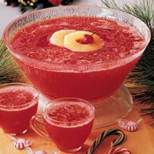 Icy Holiday Punch (•1 package (6 ounces) cherry gelatin  •3/4 cup sugar  •2 cups boiling water  •1 can (46 ounces) pineapple juice  •6 cups cold water  •2 liters ginger ale, chilled) Winter Sangria, Holiday Punch Recipe, Champagne Punch, Christmas Punch Recipes, Punch Drinks, Holiday Punch, Christmas Punch, Party Punch, Jello Shots