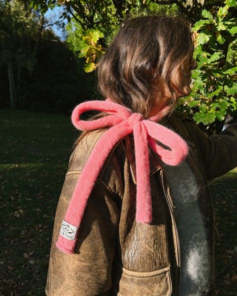 The soft pink maccheroni scarf is fully knitted and ready to ship. 🎀🎀🎀 But hurry, we only managed to get a very limited amount of pink wool – there are only 10 soft pink scarves in total. Very limited! 🍀 Bow Scarf, Pink Scarf, Pink Scarves, Soft Pink, Wool, Knitting, Crochet, Pink