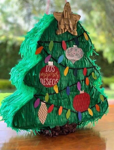 Christmas Piñatas Ideas, Christmas Pinata Diy, Christmas Pinatas, Pinata Christmas, Christmas Piñatas, Christmas Pinata, Halloween Candy Crafts, Christmas Fiesta, Piñata Ideas