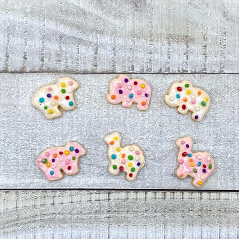 These frosted animal cookie magnets are the perfect gift for a food lover and a pop of color to brighten up your kitchen, classroom, locker, and any other magnetic surface! Each magnet is hand sculpted out of polymer clay.  Keep in mind that these are handmade; each creation is unique and may not be identical to the photo due to them being crafted by hand and not by a machine that can recreate several identical items! (meaning you will be receiving the item pictured, but it may slightly vary in Kitchen Classroom, Polymer Clay Magnet, Animal Cookie, Clay Magnets, Decor Classroom, Air Dry Clay Projects, Clay Diy Projects, Pottery Painting Designs, Clay Crafts Air Dry