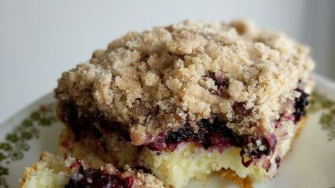 A delightful take on the traditional crumb cake recipe, this mulberry cake, complete with buttery crumble, is ready in about one hour. Recipes Using Mulberries, Mulberry Crumble, Mulberry Cake, Blackberry Cream Cheese, Berry Cakes, Cheese Coffee Cake, Mulberry Recipes, Blueberry Crumb Cake, Blackberry Cheesecake