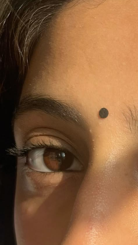 #desi #indian #desimakeup #desiaesthetic #bindi #kajal Eyes Aesthetic Pic, Indian Skin Aesthetic, Eyes Story Instagram, Kajal Eyes Indian, Kajal Aesthetic, Indian Eye Aesthetic, Kajal Eyes, Desi Photography, Kajal Eyes Aesthetic