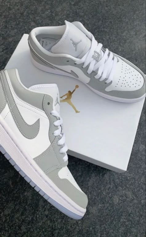 Kasut Nike, Sepatu Air Jordan, Wallpaper Nike, Sneaker Nike, Nike Shoes Girls, Trendy Shoes Sneakers, Nike Fashion Shoes, Jordan Shoes Girls, Preppy Shoes