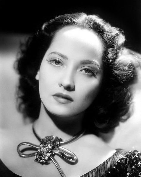 26 Me gusta, 0 comentarios - Tamara Crowe (@classichollywoodportraits) en Instagram: "#merleoberon #classichollywoodportraits #blackandwhite #blackandwhiteportrait…" Merle Oberon, Vintage Hollywood Stars, Actrices Hollywood, Bow Necklace, Retro Jewelry, Golden Age Of Hollywood, 8x10 Print, Vintage Hollywood, Contemporary Jewellery