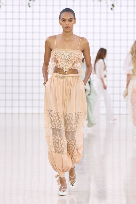 Chlo�é Spring 2025 Ready-to-Wear
https://www.vogue.com/fashion-shows/spring-2025-ready-to-wear/chloe/slideshow/collection#9 Fashion 2025, Chloe Fashion, Paris Fashion Week Runway, Vogue France, Chloe Dress, Summer 2025, Spring 2025, Moda Paris, Estilo Boho Chic