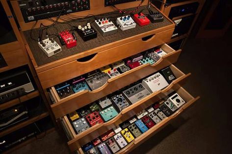 Guitar Studio, Guitar Storage, Home Recording Studio Setup, Recording Studio Setup, Guitar Display, Home Music Rooms, Home Studio Ideas, Music Storage, Sound Room