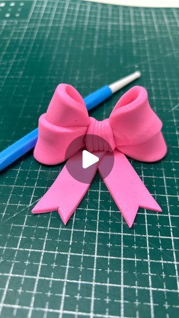 Cake Designs With Fondant, How To Make A Fondant Bow, Fondant Bow Tutorial, Bow Tie Cake, Bow Cake, Fondant Bow, How To Make Icing, Bow Cakes, Fondant Flowers