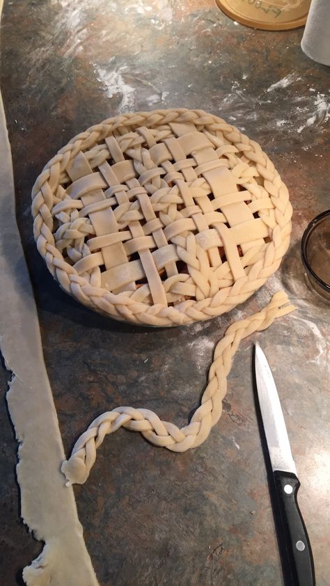 Easy Pie Designs, Pie Lattice Designs, Apple Pie Lattice Top, Pie Top Designs, Fancy Pies, Pie Lattice, Apple Pie Lattice, Crust Designs, Lattice Pie