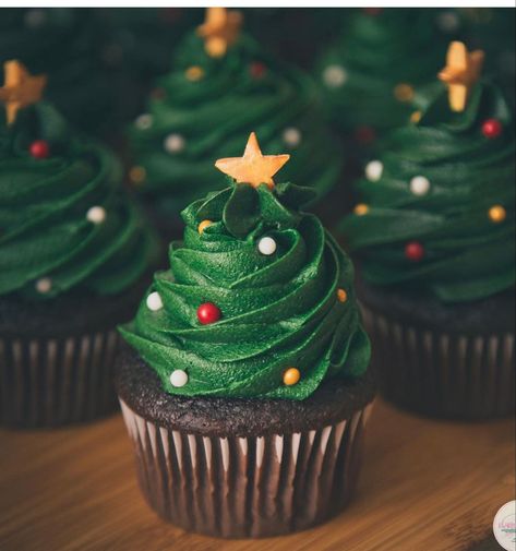 Dark green frosting Jul Kaka, Christmas Cupcakes Recipes, Christmas Tree Cupcakes, Christmas Cake Designs, Bakery Ideas, Christmas Food Desserts, Christmas Feeling, Christmas Cupcakes, Christmas Cooking