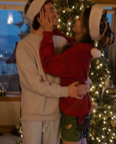 Christmas Aesthetic Photos Couple, Teenage Love Christmas, Christmas Traditions Couples, Cute Christmas Couple Aesthetic, Couples Holiday Outfits, Christmas Boyfriend Pictures, Christmas Aesthetic Love, Christmas Family Aesthetic, Christmas Love Aesthetic