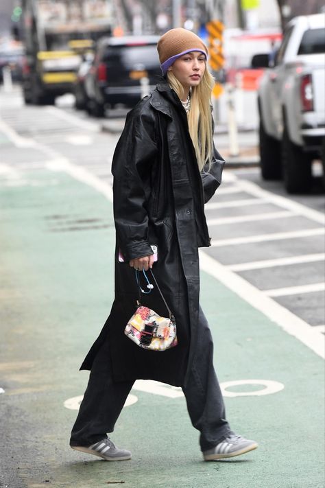 Satin Blouse Outfit, Alice Dellal, Women In Their 40s, Winter Outfits For Women, Gigi Hadid Street Style, Gigi Hadid Looks, Outfits Nyc, Gigi Hadid Outfits, Gigi Hadid Style