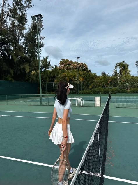 Female Tennis Player Aesthetic, Active Astethic, Tenis Outfits Sport Women, Tenis Aesthetic Sport, Tenis Outfits Sport, Vintage Tennis Aesthetic, Tennis Aesthetic Outfit, Tennis Girl Outfit, Badminton Outfit Women