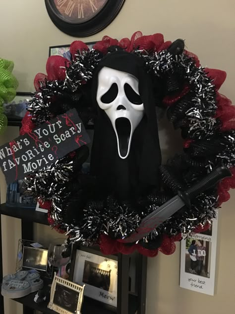 Scream mesh wreath scary movie Scream Christmas Tree, Scary Movie Wreath, Scream Movie Bathroom, Scream Halloween Wreath, Ghostface Halloween Decor, Horror Movie Outdoor Decorations, Scream Movie Decorations, Freddy Krueger Wreath Diy, Ghost Face Door Decoration