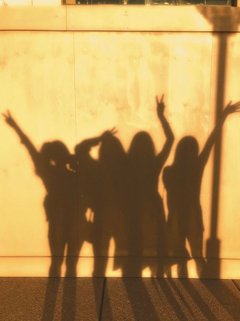 Group Of Friends Blurry Aesthetic, Diversity Friends Aesthetic, Cute Profile Pictures For Instagram Highlights, 2024 Profile Pic, Cover For Friends Highlights, Friends Pic For Instagram Highlights, Highlights For Friends Instagram, Insta Highlight Cover Aesthetic Friends, Friends Highlight Cover Aesthetic