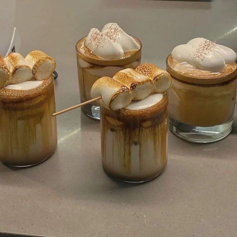 Marshmallow Drink, Coffee Winter, Aesthetic Drink, Autumn Food, Drink Aesthetic, Winter Drinks, Dessert Drinks, Food Obsession, Cafe Food