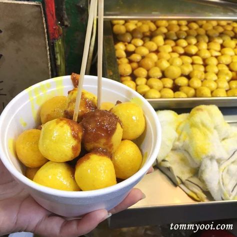 17 Must Eat Food in Hong Kong - Tommy Ooi Travel Guide Hong Kong Curry Fish Ball, Hongkong Street Food, Food Aethestic, Curry Fish Balls, Hongkong Food, Afterschool Snacks, Hong Kong Street Food, Curry Fish, Hong Kong Travel Guide