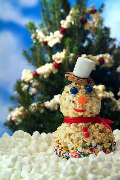 Holiday Popcorn Snowman Craft for Kids Popcorn Snowman, Christmas Popcorn Recipes, Holiday Treat Recipes, Nokomis Florida, Gourmet Popcorn Recipes, Popcorn Marshmallow, Fun Holiday Recipes, Snowman Recipes, Holiday Popcorn