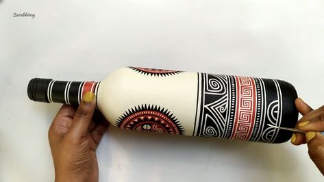 Warli Bottle Art, Kulhad Art, Bottle Art Projects, Painting Glass Jars, Pencil Drawings For Beginners, Hand Painted Wine Bottles, Indian Arts And Crafts, Miniature Pottery, Boho Art Drawings