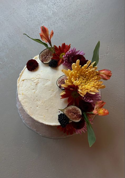 Fall Pressed Flower Cake, Heart Shaped Carrot Cake, Fall Floral Cake, Autumn Flowers Aesthetic, Autumn Cake Ideas Birthday, September Cake, Autumn Birthday Cake, Friendsgiving Cake, October Cake