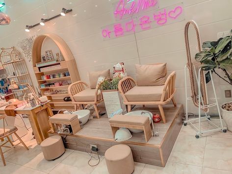 Nail Salon Small Spaces, Mail Salon Ideas, Nailshop Ideas, Korean Nail Salon Interior, Salon Decor Studio, Luxury Room Design, Deco Spa, Nail Salon Interior Design, Nail Salon Interior