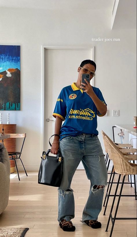 Amanda Murray wearing a vintage Club America soccer jersey via Instagram Stories (2023) Winter Stylist Outfit, Club America Jersey Outfit, Styling Soccer Jersey Women, Jersey Outfit Summer, Jersey Outfit Soccer, Jersey Outfit Black Women, Coat Outfit Ideas For Women, Soccer Jersey Outfit Women, Soccer Jersey Outfit