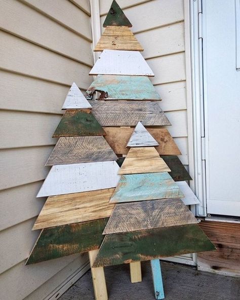 Wooden Outdoor Christmas Tree, Christmas Tree Holder Ideas, Recycled Christmas Tree Ideas, Pallet Trees, Recycled Christmas Tree, Recycled Christmas, Christmas Diy Wood, Chirstmas Decor, Pallet Christmas Tree