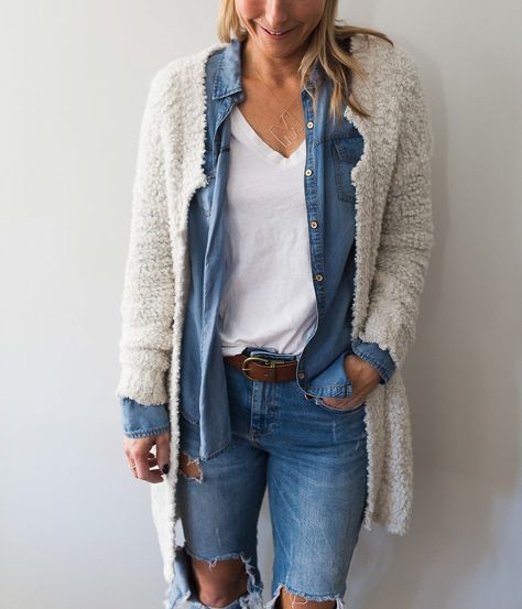 Denim Shirt Outfit Women, Denim Shirt Outfit, Denim On Denim Looks, Look Boho Chic, Denim On Denim, Cardigan Outfits, Layering Outfits, Navy Fashion, Mode Inspiration