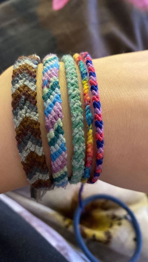 Summer Friendship Bracelets Aesthetic, Friendship Bracelet Aesthetic, Friendship Bracelets Aesthetic, Bracelets Aesthetic, Bracelet Aesthetic, Friendship Bracelet Patterns Easy, Inspo Art, Kandi Bracelets, Crochet Bracelet