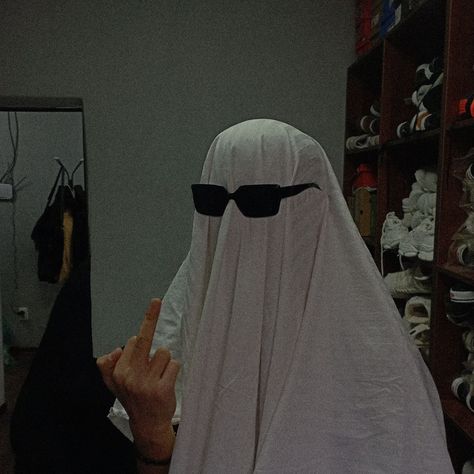 Ghost Pfp Aesthetic, Fake Ghost, Ghost Core, Ghost Pfp, Ghost Halloween Costume, Ghost Party, Ghost Papa, Ghost Costume, Ghost Pictures