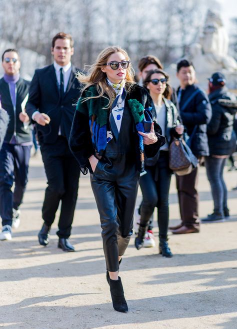 These Front-Row Outfits Are So Good, You'll Never Want Paris Fashion Week to End Hermes Scarf Outfit, Silk Scarf Outfit, Olivia Palermo Outfit, Modern Scarf, Black Silk Scarf, Month May, Silk Scarf Style, Olivia Palermo Style, Hermes Silk