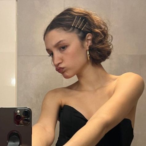 hair inspo via @caroschaeffler on ig Hairstyles For Short Hair Formal Event, Short Hair Summer Aesthetic, Curling Iron Bob Hairstyles, Short Party Hair, Short Hair Inspo Curly, Bob Hairstyles Aesthetic, Slick Back Short Hairstyles, Hair Styles For Curly Short Hair, Short Hair Women Aesthetic