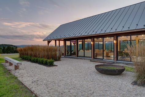 Catskill Mountains Pavilion House Modern Home in Andes, New York by… on Dwell Pavillion Style Homes, Flush Windows, Wineries Architecture, Pavilion House, Garden Entry, Modern Barn Style, New York Bedroom, Mountain Vibes, Gardens Ideas