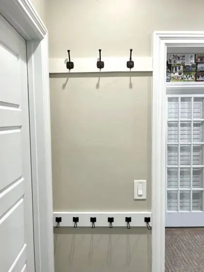 Do you find yourself constantly tripping over coats and backpacks scattered across your entryway? As an artist who appreciates a well-organized space,... Bookbag Hanging Ideas, Backpack Rack Entryway, Coat And Backpack Storage, Backpack Holder Ideas, Backpack Hanging Ideas, Hallway Refresh, Hang Backpacks, Backpack Station, Backpack Wall