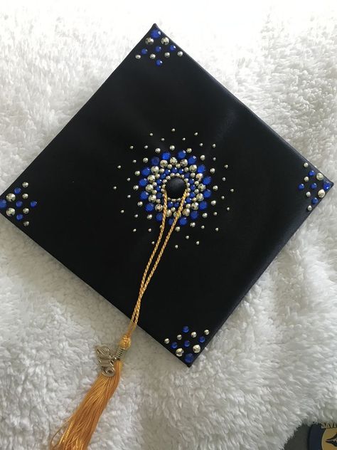 Graduation Cap Gem Designs, Prom Hat Ideas, Graduation Cap Minimalist, Sequin Graduation Cap, College Graduation Cap Designs Simple, Cap Decoration Graduation Rhinestones, Embroidered Grad Cap, Graduation Cap Designs Navy Blue, Graduation Cap Designs University