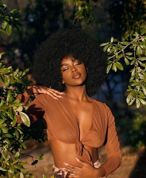 Beautiful Photoshoot Ideas, Nature Photoshoot, Black Queens, Shotting Photo, Photographie Portrait Inspiration, Creative Photoshoot Ideas, Glam Photoshoot, Pelo Afro, Beauty Photoshoot