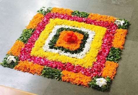 Square Pookalam Design, Square Flower Rangoli, Rangoli Square Designs, Square Rangoli Design For Diwali, Square Rangoli Design, Rangoli From Flowers, Flower Rangoli Designs Simple, Square Rangoli, Rangoli Images