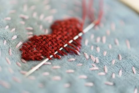 Embroidery Stitches For Repairs, Visible Mending Heart, Decorative Mending Embroidery, Cute Mending Ideas, Shashiko Embroidery Mending, Mending With Embroidery, Creative Mending Embroidery, Mending Stitches, Embroidery Mending