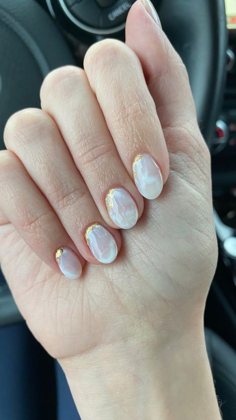 Marble Nail With Gold Foil, Short Nail Designs Gold Foil, White Gold Nails Short, Bride Nails White And Gold, Subtle Marble Nails, White And Gold Foil Nail Designs, Wedding Nails Gold Flakes, Cream Marble Nails, Short Nail Designs Marble