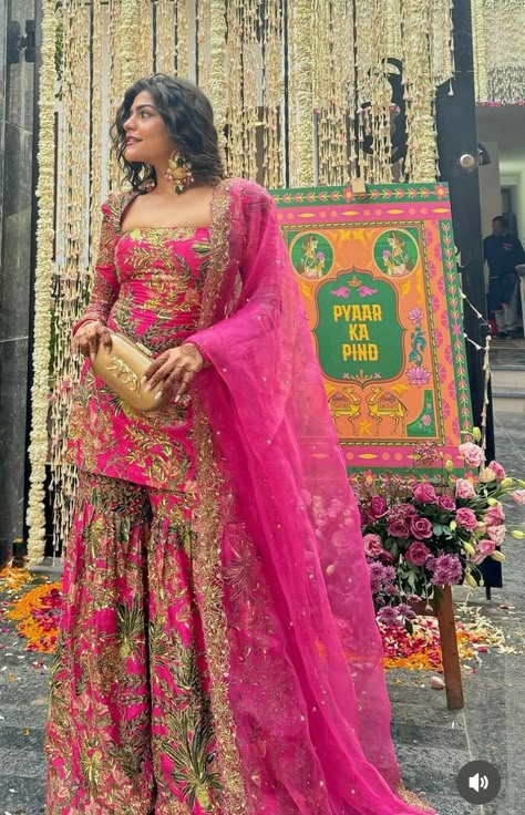 Best Sharara Designs, Sharara Suit Ideas, Pink Desi Clothes, Pink Gharara Designs, Sharara Suits Designs, Jaago Outfit Ideas, Mehndi Sharara Outfit, Shaadi Outfits Desi Wedding, Bridal Sharara Pakistani