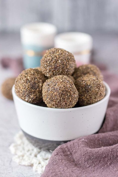 Chewy and sweet, these Gingerbread Energy Balls are perfect little powerballs loaded with SUPERFOODS. The perfect healthy snack to fuel your day. And perfect Holiday treat! Gingerbread Protein Balls, Vegan Holiday Desserts, Clean Sweets, Energy Food, Christmas Eats, Chia Seed Recipes, Power Balls, Bliss Balls, Healthy Treat