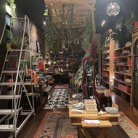 Occult Aesthetic Room, Tarot Shop Interior, Occult Living Room, Wicca Room Decor, Pagan Room Ideas, Goth Witch Home Decor, Pagan Interior Design, Pagan Home Decor Interior Design, Occult Room Aesthetic